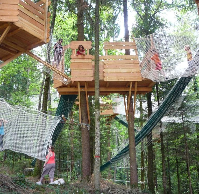 Cabanes, filets et toboggan au village des écureuils